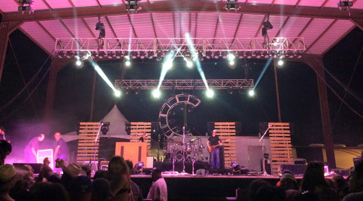 Concert production with full truss and lighting
